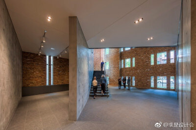 日本建筑大师安藤忠雄（Tadao Ando）将芝加哥一座上世纪初的四层砖楼，改造成了一座用于展览建筑与社交艺术的公共展览馆。#求是爱设计#