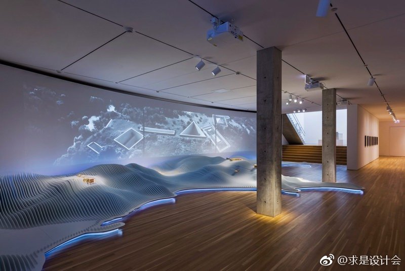 日本建筑大师安藤忠雄（Tadao Ando）将芝加哥一座上世纪初的四层砖楼，改造成了一座用于展览建筑与社交艺术的公共展览馆。#求是爱设计#