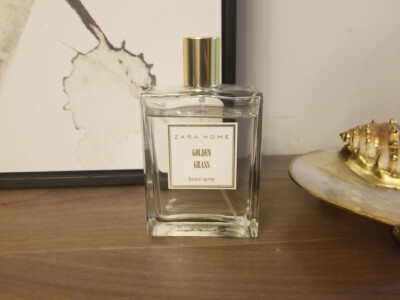 Zara home
-家居香氛
打折时入的 香味是很清爽的味道
有点酸酸的 不腻 盲买的 但是非常喜欢
留香一般 大概半天吧
