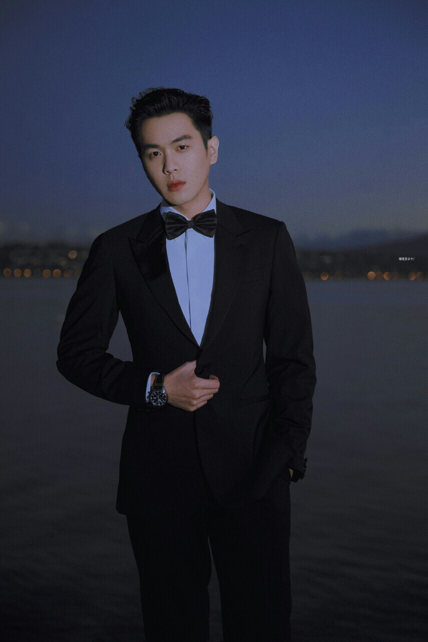 睁开眼两句挽联,哭无声岁月. cr微博 张若昀