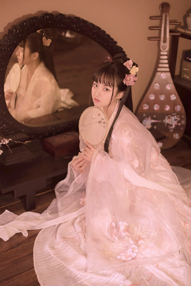 朱颜染尘
浮 生 梦 -
“回眸不舍离去，此情为你在心上停栖。”
出镜：@-是非娘娘- @嘿珠珠zzZ
摄影：@白鹤雙儿