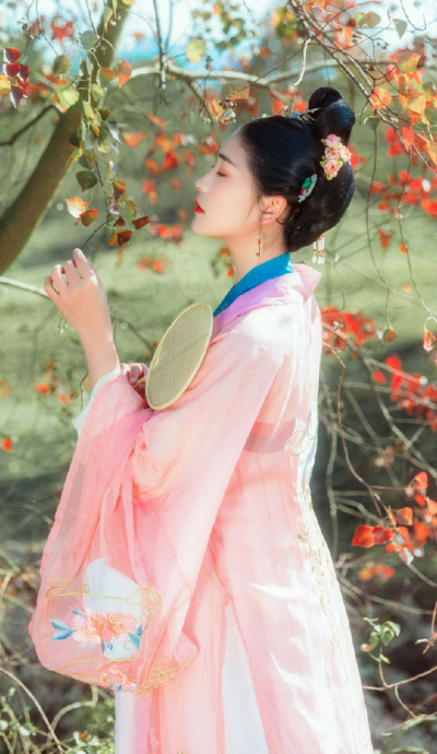 朱颜染尘
《梦红尘》
红尘等归人，
入戏已半生。
摄影/@仲夏凉风_
出镜/芳芳 