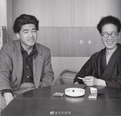 【他们】珍贵的合影：安部公房与伊藤整；松本清张与檀一雄（1958）；安冈章太郎与坂口安吾；今东光与濑户内寂听；久世光彦与向田邦子；里见弴与泉镜花（1938）；志贺直哉与上司海云（1957）；水上勉、柴田錬三郎与高…