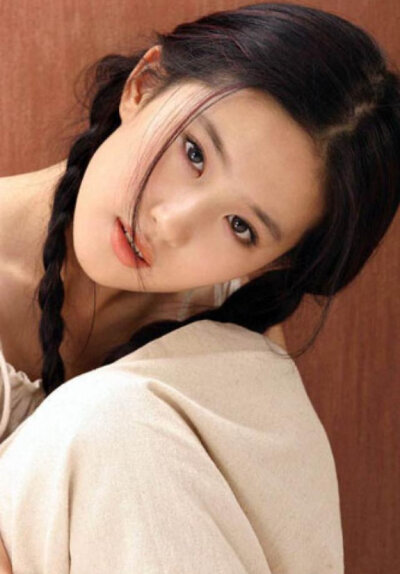 娱乐圈“九大美”了解一下：杨幂的腿鹿晗的嘴迪丽热巴的头发刘亦菲的脸型杨洋的鼻子易烊千玺的酒窝王凯的手林更新的眉毛倪妮的腰