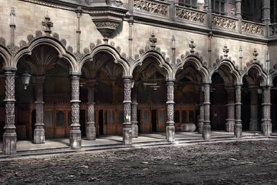 The Chamber de Commerce 简称CDC，是有名的一个令人称奇证券交易所，哥特晚期的建筑风格，始建于1531年，1583年和1858年曾两度被焚毁，于1872年重建，经历了久远的时光洗礼，它的墙面开始倒塌，天花板开始塌陷，于2…