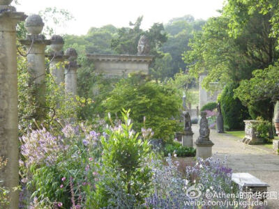 #花园欣赏# 花园位于英国巴斯附近的Iford valley，融合于宏大的乔治王时代建筑中。始建于20世纪初，创建者Harold Peto(1854–1933)既是园艺师也是著名的建筑设计师。这个花园好像之前没太听大家提到过？@蔡丸子 @绿…