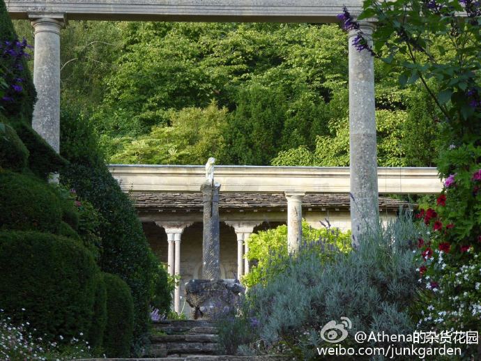 #花园欣赏# 花园位于英国巴斯附近的Iford valley，融合于宏大的乔治王时代建筑中。始建于20世纪初，创建者Harold Peto(1854–1933)既是园艺师也是著名的建筑设计师。这个花园好像之前没太听大家提到过？@蔡丸子 @绿手指园艺 @虹越园艺家 ​​​​