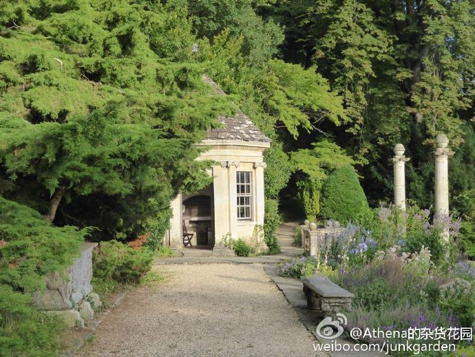 #花园欣赏# 花园位于英国巴斯附近的Iford valley，融合于宏大的乔治王时代建筑中。始建于20世纪初，创建者Harold Peto(1854–1933)既是园艺师也是著名的建筑设计师。这个花园好像之前没太听大家提到过？@蔡丸子 @绿手指园艺 @虹越园艺家 ​​​​