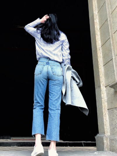 外套：Rag&Bone
灰色外套是老朋友了，常常搭配到~
衬衫：Anna Quan
全棉衬衫穿上身舒适度很高，有点宽松但并不像oversize，当内搭时也好整理。
裤子：Re/done
(第七张是详细内容)