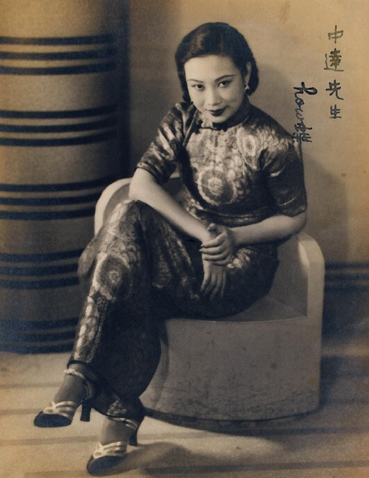 1930s，电影明星胡蝶亲笔签名赠言照。