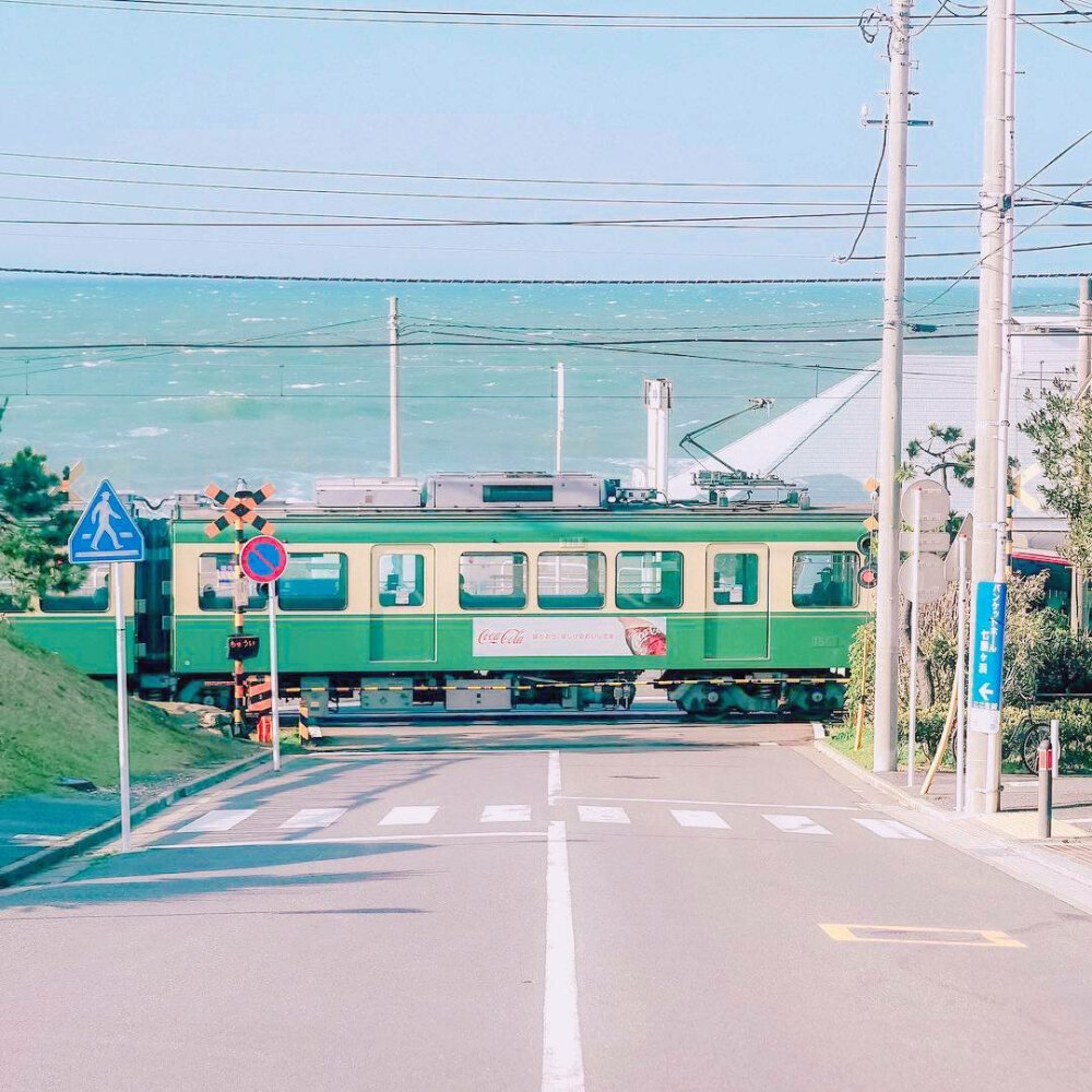 旅游日本纽约电车巴黎自由女神像十字路口斑马线高清航拍背景壁纸海边纯色初恋欧美头像黑白壁纸