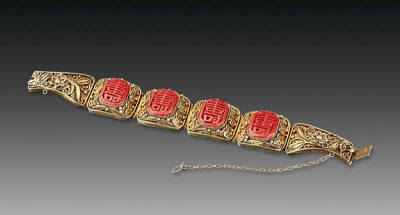 【金镂空花蝶纹镶珊瑚寿字手链】