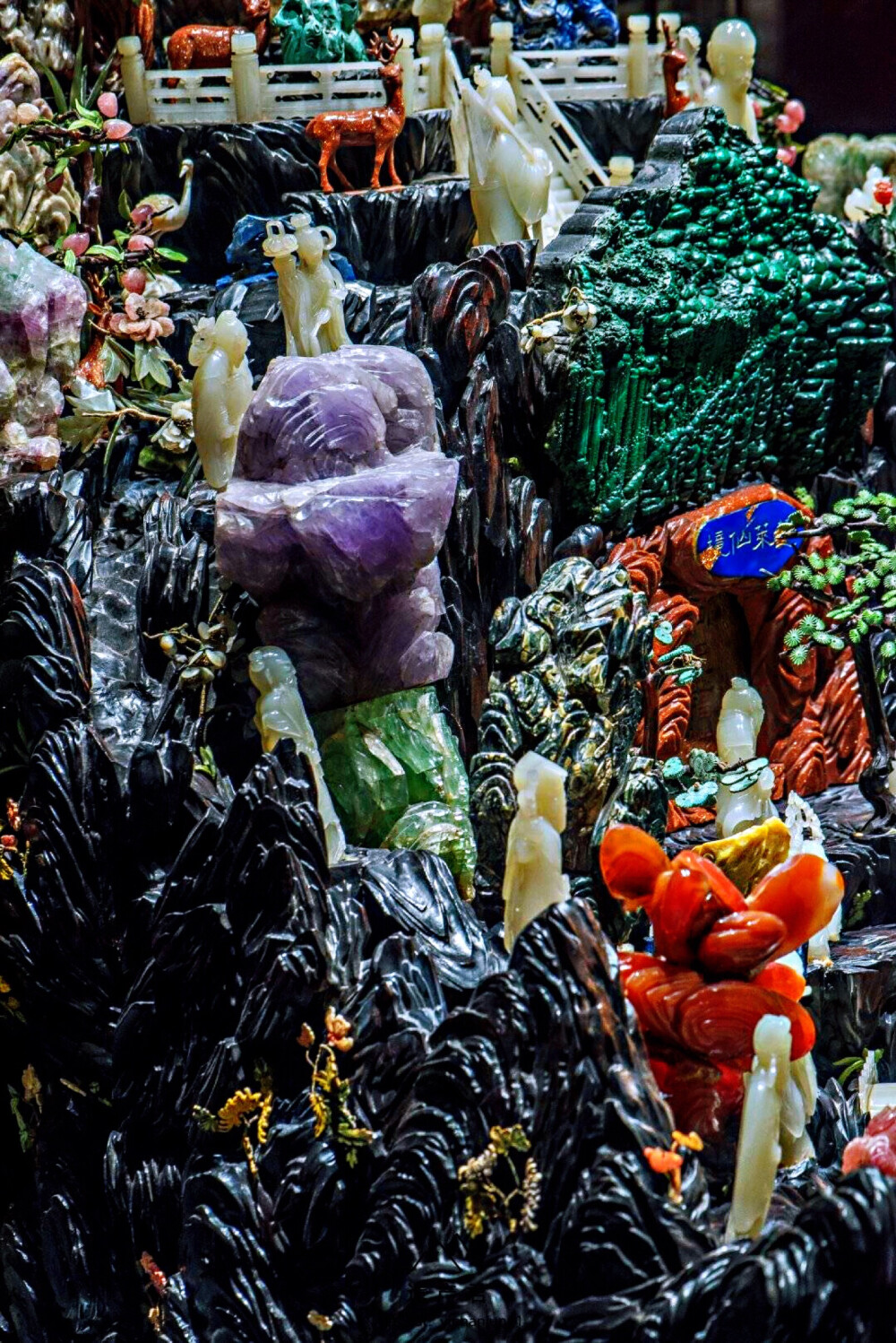 故宫博物院藏· 清代紫檀座玉石蓬莱仙境，此为慈禧六十寿辰时大臣恭进的寿礼，高130厘米，长117厘米，宽96厘米。匠师用玉石、金星石、绿松石、翡翠、玛瑙及各色晶石等贵重材料雕琢出白猿、老寿星、八仙、童子、梅花鹿以及翠柏灵芝、奇花异草，表现出仙境之神奇美妙。它以“群仙祝寿”为题材，用紫檀木雕成“蓬莱仙境”、“洞天福地”、“玉宇瑶池”三仙洞。