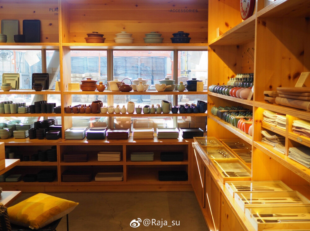 Heath Ceramics Showroom｜位於舊金山市中心的一家藝術生活方式概念店。除了有售陶瓷餐具、設計類雜誌、文具及家居用品外，還有個小畫廊用來舉辦各類型的展覽和演出活動。 ​​​