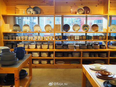 Heath Ceramics Showroom｜位於舊金山市中心的一家藝術(shù)生活方式概念店。除了有售陶瓷餐具、設(shè)計(jì)類雜誌、文具及家居用品外，還有個(gè)小畫(huà)廊用來(lái)舉辦各類型的展覽和演出活動(dòng)。 ???