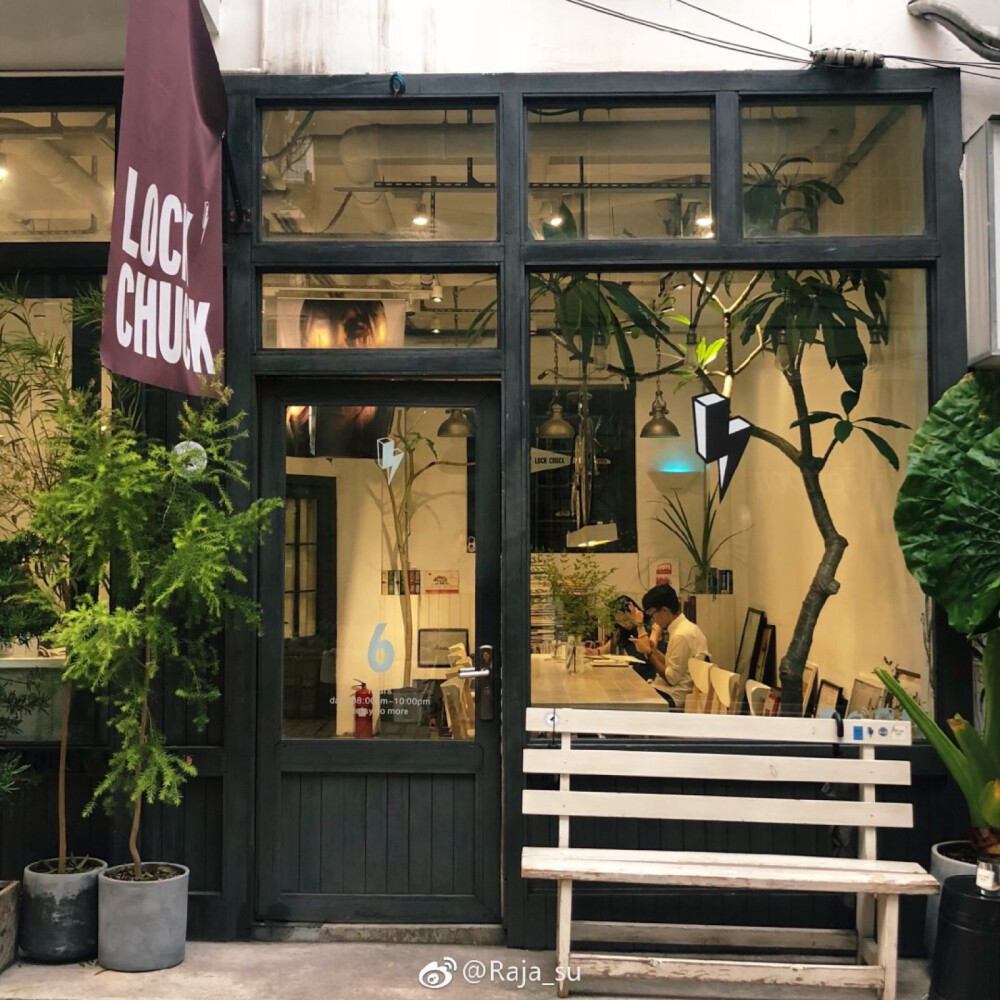 DAY2 廣州•LOCK CHUCK COFFEE 一家小小的社區咖啡店，服務生超級親切，牛油果+芒果吐司的味道讓人驚艷！ ​​​