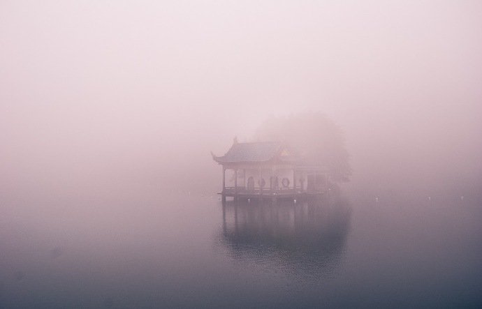 偶来水绿红花野，自与庐山亦有缘。