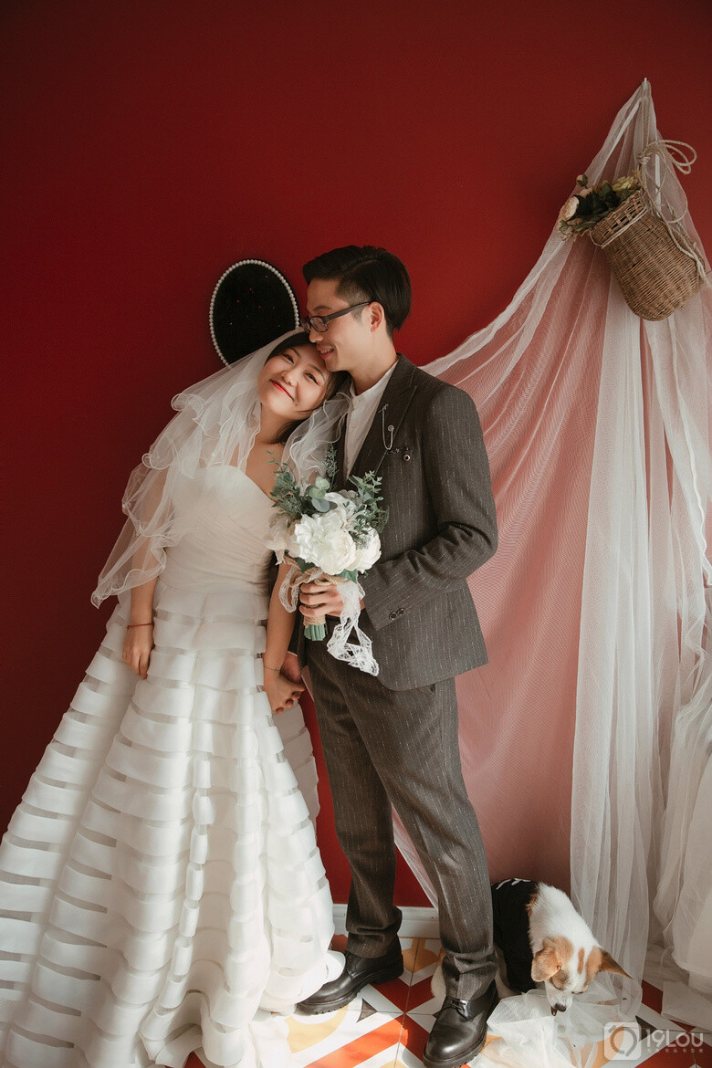 忙完了真开心啊
摄影：太阳婆婆
出镜：我和阿科
前些日子，浙江一直下雨，下得我晕头转向，更是对近在眼前的婚礼如临大敌。
幸运的是，老天许是觉得我们不容易，便在婚礼当日，赏了我2019年第一个晴朗天。
婚礼当日，手忙脚乱，意料之外的环节层出不穷，原本准备好了的迎宾台，压根没派上用场，显得有些孤零零。
简单的红毯、朴素的舞台、临场发挥的誓词，还有靠谱的小伙伴们纷至沓来为我撑场子，已经十分感激。流程走完，没有出大错处，就已经让我长舒了一口气。
想想就在几个月前，自己觉得不可能拥有心目中美好的婚礼，而在半夜嚎啕大哭的样子，居然有些有趣。
原本对婚礼不抱希望，自然对婚纱照也有几分敷衍。于是，我和太阳婆婆说，你随意拍几张就好。认真的太阳婆婆才不听我说些有的没的，依然认真地帮我记录。
照片里的我们，造型很简单。但是，能被记录，那就很好了。
婚礼上的我们，誓词很简洁，但是，对方能懂，那也很好了。
总算结完婚了，神清气爽，元气满满的我要回来了。