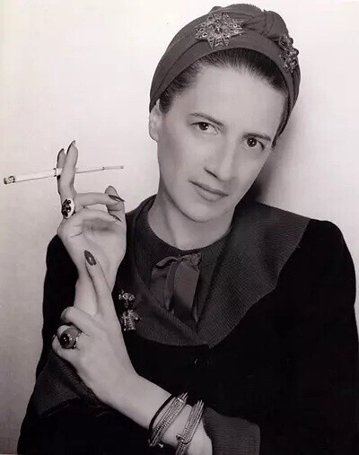 戴安娜·弗里兰（Diana Vreeland，1903-1989）是时装史上标杆性的人物，先后任职于美国著名时尚杂志，她还发掘了劳伦·白考尔等一大批影视明星和超模，为20世纪中期的时尚产业起到了领跑者的作用。晚年她又任职大都会…