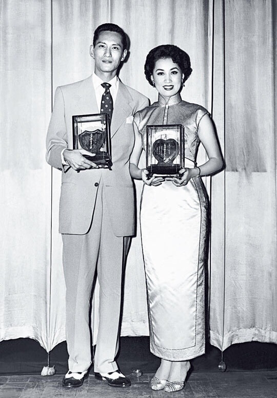 1952年，香港，粤剧名家红线女与香港粵语片影星张瑛。 