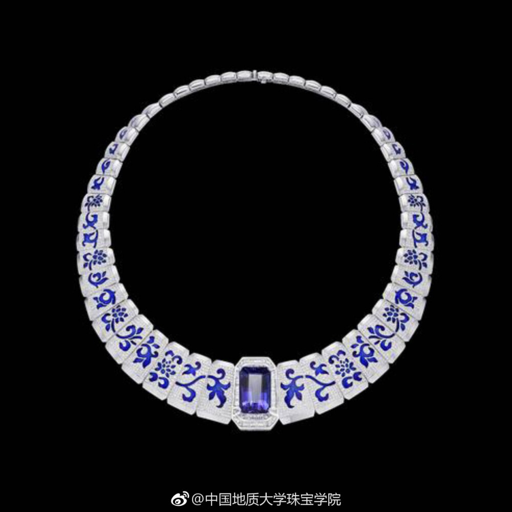  中国现代高雅珠宝设计师的代表——Shirley Zhang张雪莉。Shirley Zhang的作品强调西方工艺与东方审美的完美融合，她的设计用色大胆新颖，并尝试结合多种不同的材料，灵气意趣十足。 ​​​