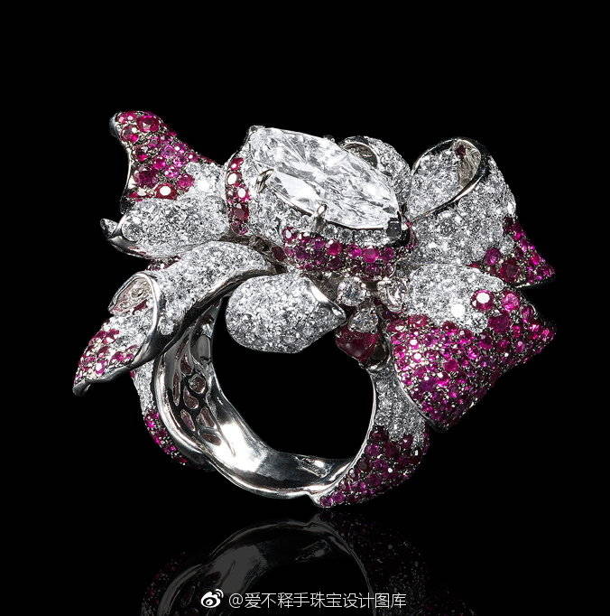 华人珠宝品牌Chara Wen，于巴黎高订时装周晚宴《Vogue》的最新作品CHARA WEN Gift of Love。花蕊般的密镶钻石，有如衣饰上绽放的花朵。