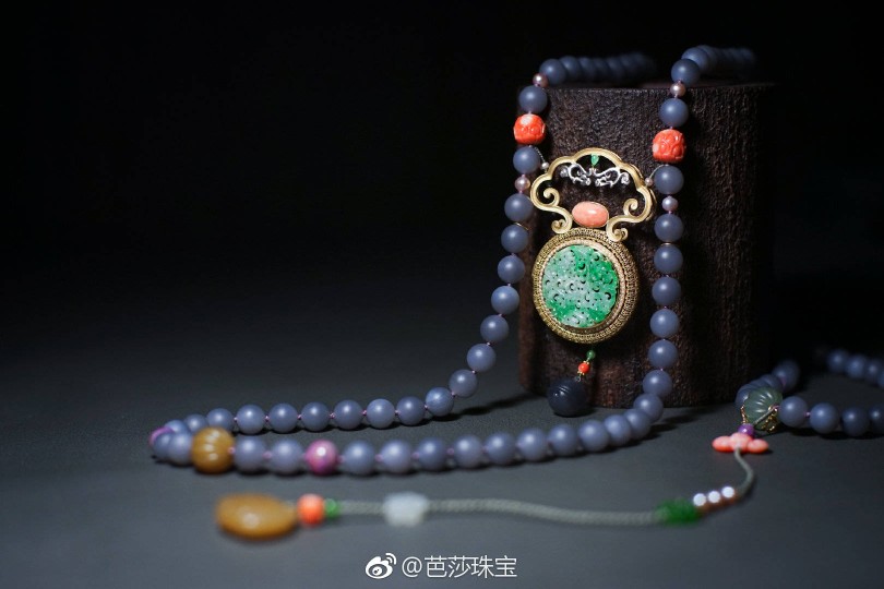 很多人在购买中式珠宝时都担心老气,不好搭配,然而自己就非常爱美的