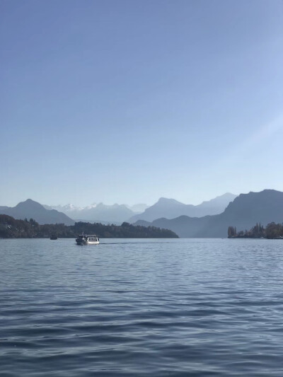 用手中的相机记录身边美丽的风景