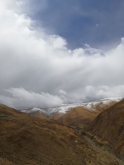 进入羊湖的雪山，忘记叫什么了