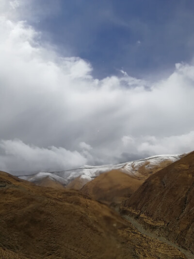 进入羊湖的雪山，忘记叫什么了