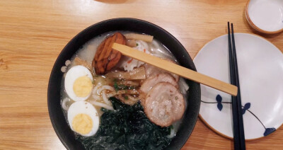 番茄牛腩泡面日式拉面炒年糕杯子蛋糕酸菜酥肉面姜鸭面
对面是真爱了。