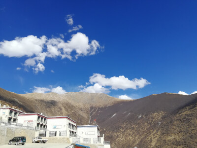 快要进入拉萨市的时候，路过一座寺庙。盘山公路很难走，看起来好恐怖，到顶有6000左右的海拔。