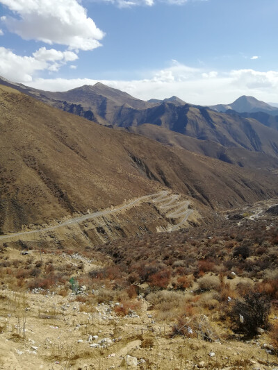 快要进入拉萨市的时候，路过一座寺庙。盘山公路很难走，看起来好恐怖，到顶有6000左右的海拔。