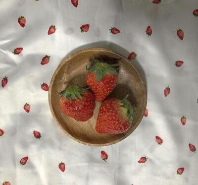 分享一波草莓壁纸。