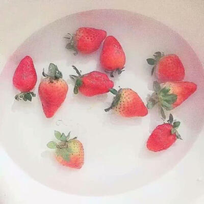 分享一波草莓壁纸。