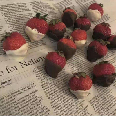 分享一波草莓壁纸。