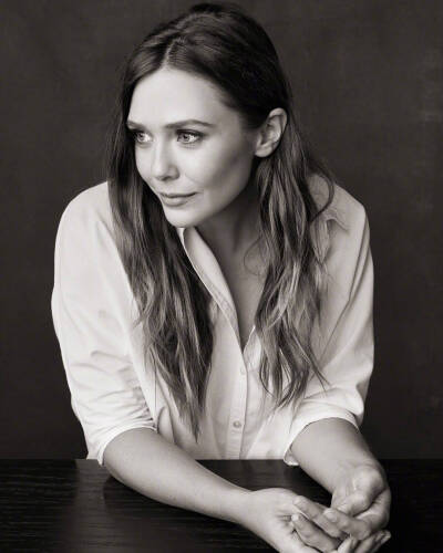 奥妹Elizabeth Olsen「Off Camera」杂志封面及写真