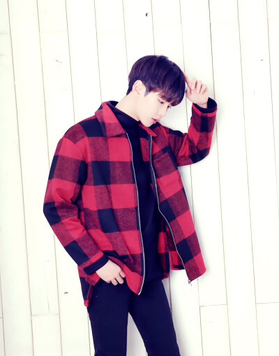 风吹起如花般破碎的流年，而你的笑容摇晃摇晃，成为我命途中最美的点缀，看天，看雪，看季节深深的暗影。