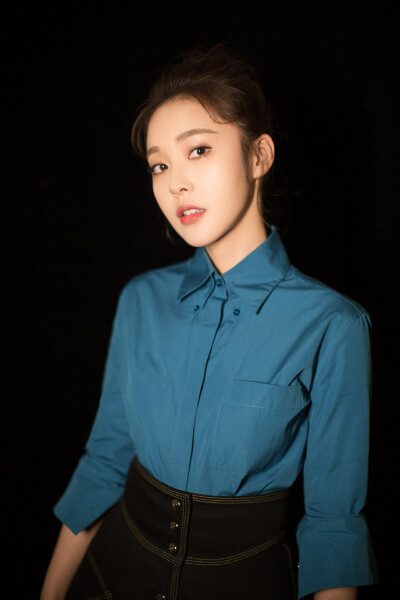 张佳宁甜美优雅活动写真