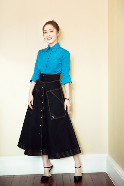 张佳宁甜美优雅活动写真