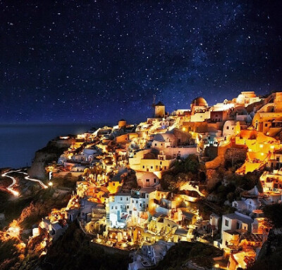 爱琴海圣托里尼的夜晚，最适合温馨的蜜月旅行。