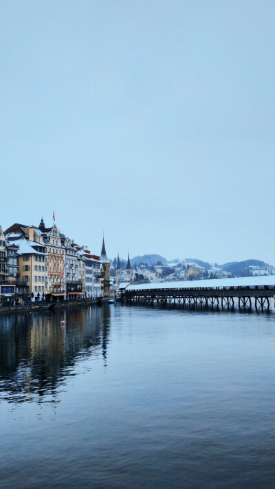 『Lake Lucerne』
瑞士的确是我喜欢的国家。除了冬天来到此国，骨头都冻到冰凉之外，我找不到它任何缺点。
背着相机围绕琉森湖，执着地走了近三小时，最后花二十分钟逛百达翡丽等世界十大名表独栋的店。520张照片…