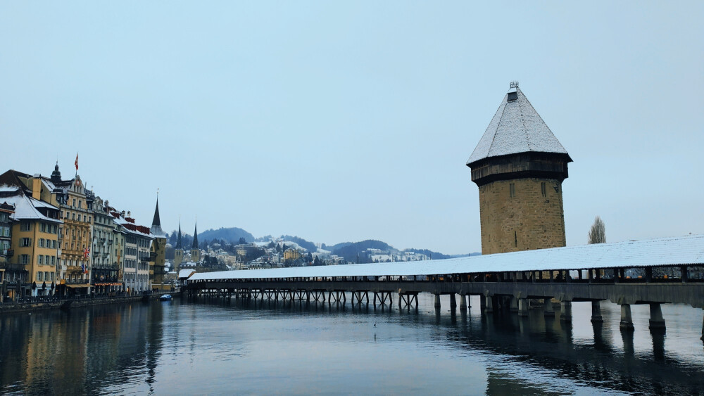 『Lake Lucerne』
瑞士的确是我喜欢的国家。除了冬天来到此国，骨头都冻到冰凉之外，我找不到它任何缺点。
背着相机围绕琉森湖，执着地走了近三小时，最后花二十分钟逛百达翡丽等世界十大名表独栋的店。520张照片终于拍满。
夜幕来临，灯火无限温柔。想起某部武侠片里大反派说：“如果你心中有所爱，那你必定要为它付出大的代价。”
我给世界的答案是：我愿意。