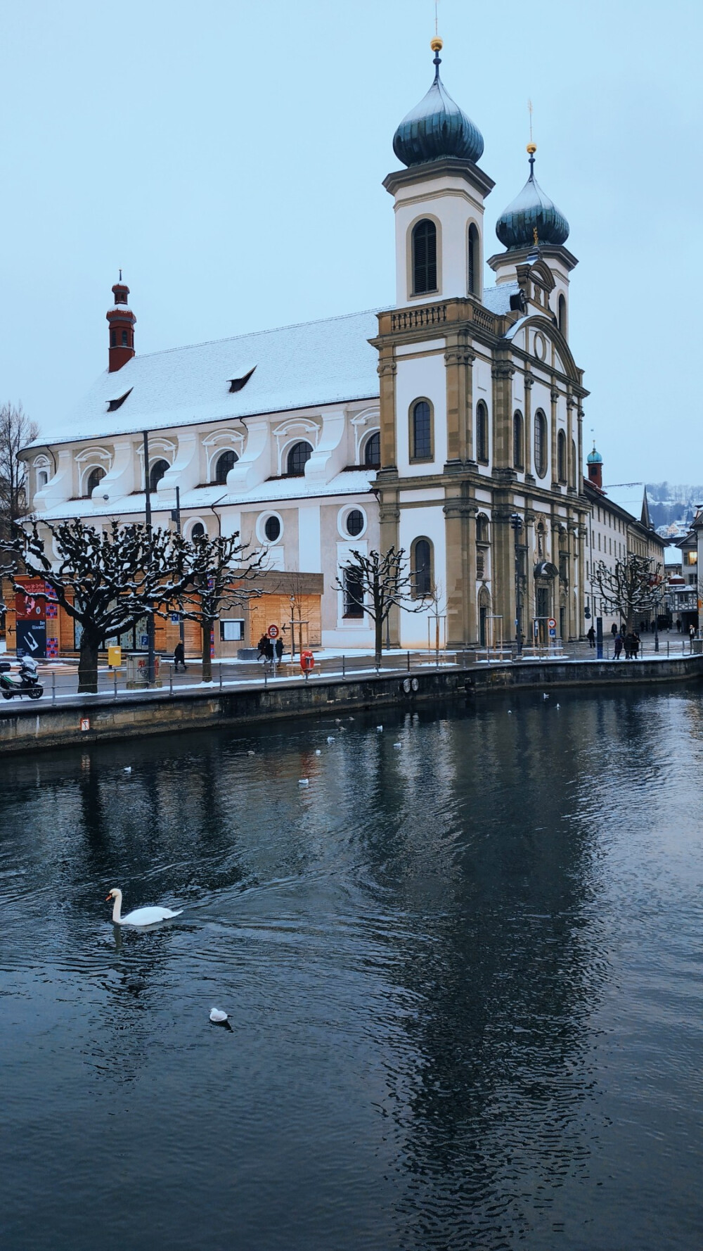 『Lake Lucerne』
瑞士的确是我喜欢的国家。除了冬天来到此国，骨头都冻到冰凉之外，我找不到它任何缺点。
背着相机围绕琉森湖，执着地走了近三小时，最后花二十分钟逛百达翡丽等世界十大名表独栋的店。520张照片终于拍满。
夜幕来临，灯火无限温柔。想起某部武侠片里大反派说：“如果你心中有所爱，那你必定要为它付出大的代价。”
我给世界的答案是：我愿意。