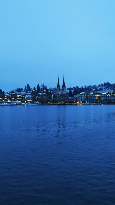 『Lake Lucerne』
瑞士的确是我喜欢的国家。除了冬天来到此国，骨头都冻到冰凉之外，我找不到它任何缺点。
背着相机围绕琉森湖，执着地走了近三小时，最后花二十分钟逛百达翡丽等世界十大名表独栋的店。520张照片…