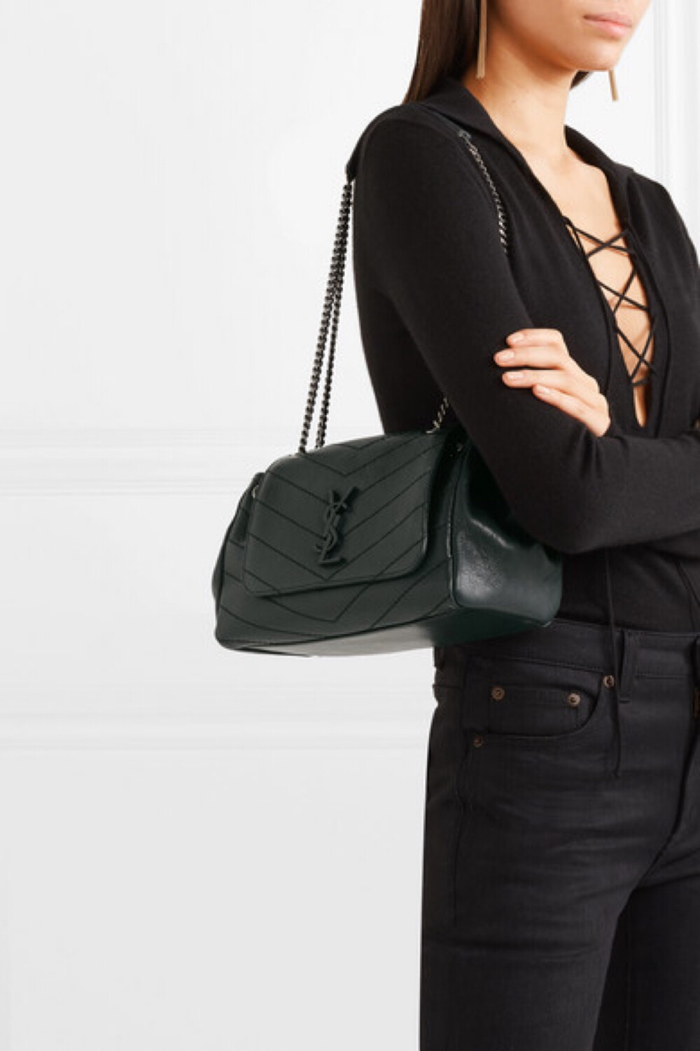 Saint Laurent 这款 “Nolita” 单肩包将不少品牌经典元素玩出新意。它采用柔软的绗缝皮革于意大利制成，缀有同色的品牌 Logo 徽牌，大小适中的包内空间可收纳手机、钱包和钥匙等个人物品。不妨在繁忙日子里，以链条肩带斜挎出行。