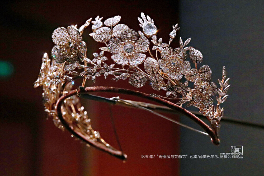 1830年 “野蔷薇与茉莉花”冠冕 由让-巴提斯特·弗森制作 材质：金、银、钻石 贝德福公爵藏品 第七代贝德福公爵弗朗西斯·罗素为爱妻安娜·玛利亚向尚美订购了这款冠冕。花枝上安装有弹簧，会随着佩戴者移动而颤动，也是一顶“步摇冠”。 ​​​