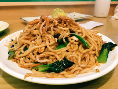 南昌，麦播春饼。饼还不错，喜欢土豆卷饼和韭菜盒子。炒面油太多了，难吃到怀疑人生啊