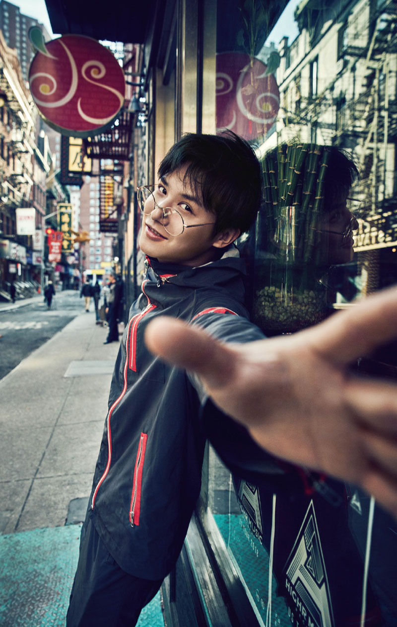 郑业成帅气搞怪异国街拍