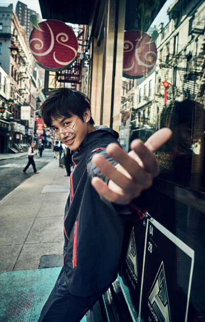 郑业成帅气搞怪异国街拍